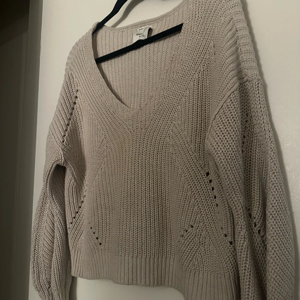 Abercrombie & Fitch Beige V-Neck Sweater - Picture 4 of 4